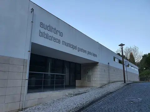 Fachada do auditório e Biblioteca Municipal Gustavo Pinto Lopes, em Torres Novas