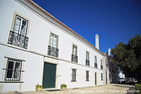 Fachada branca do Palácio de Nossa Senhora da Piedade, na Póvoa de Santa Iria, com varandas de ferro forjado