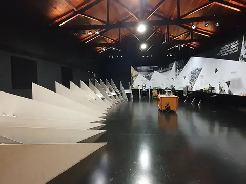 Sala expositiva do Espaço Memória, no Barreiro, com painéis e teto de madeira