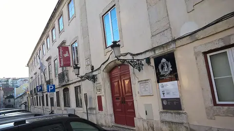 Fachada do edifício da Academia das Ciências de Lisboa, com entrada vermelha e letreiro do Museu Geológico