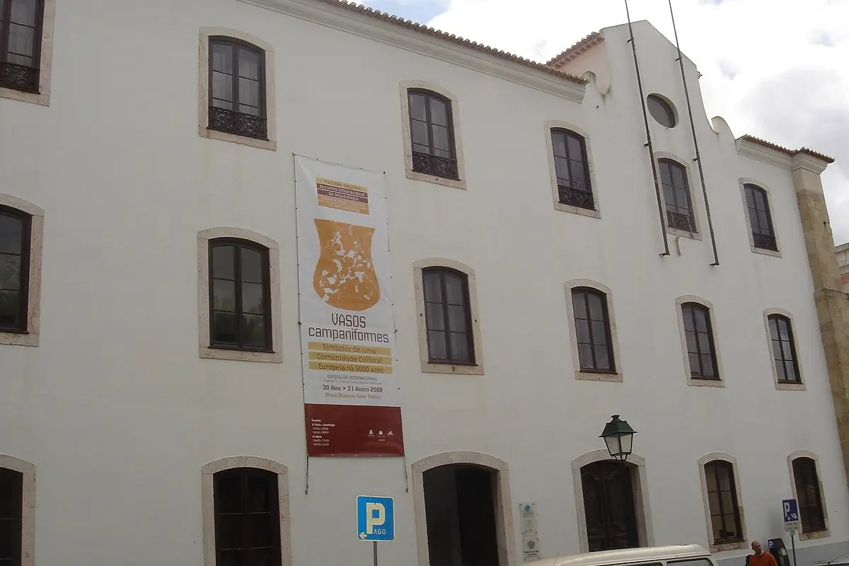 Fachada branca do Museu Municipal Leonel Trindade com cartaz de exposição e janelas em arco