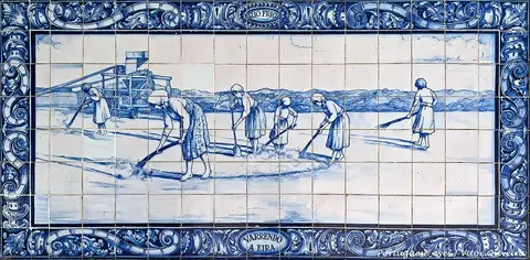 Painel de azulejos azuis e brancos com cena agrícola "Varrendo a Eira", na estação do Pinhal Novo