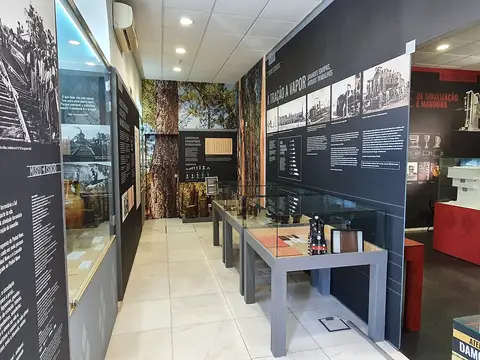 Interior do Museu – A Estação, em Pinhal Novo, com vitrinas e painéis sobre o caminho de ferro