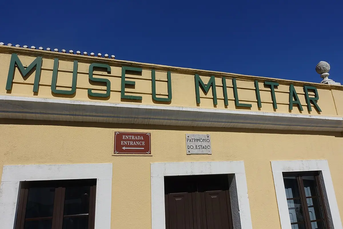 Fachada amarela do Museu Militar do Buçaco com letreiro verde e placa de entrada