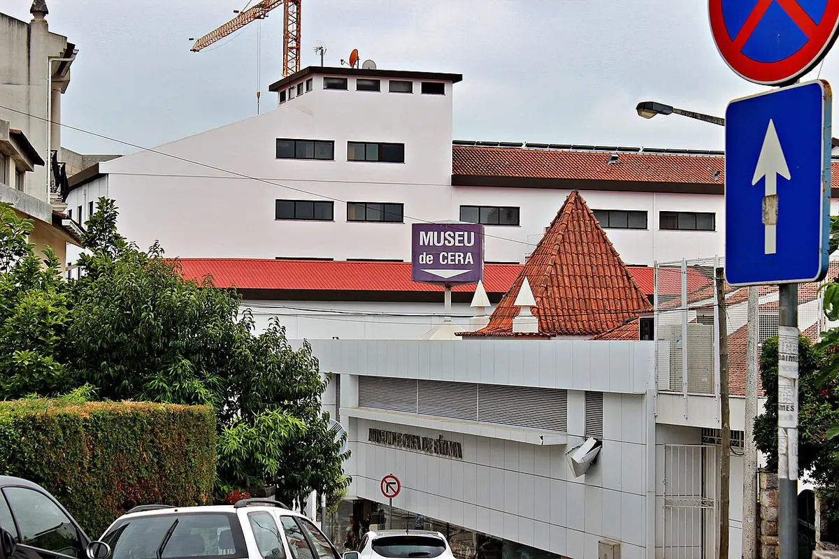 Exterior do Museu de Cera de Fátima com letreiro roxo e telhados vermelhos