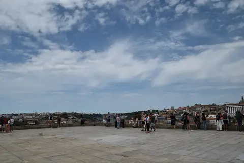 Esplanada do Miradouro do Largo de Aviz com visitantes ao fundo e vista sobre a cidade do Porto