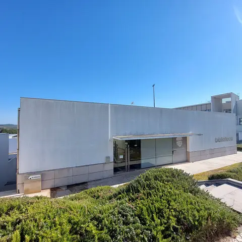 Edifício moderno em betão da Biblioteca Municipal António Arnaut, em Penela, com letreiro «biblioteca».