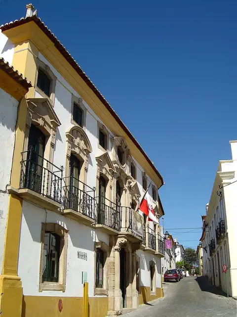 Fachada do edifício do Museu Municipal do Crato, com varandas de ferro forjado e bandeiras.