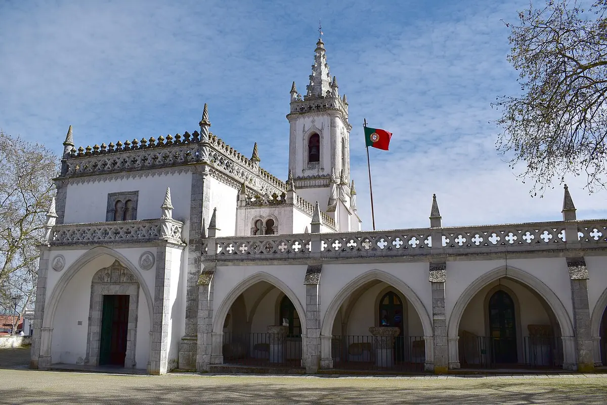 Fachada do Museu Regional de Beja, antigo convento gótico-manuelino com bandeira portuguesa
