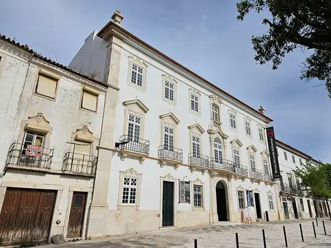 Fachada branca do Palácio Tocha, sede do Museu Berardo de Estremoz, com varandas de ferro