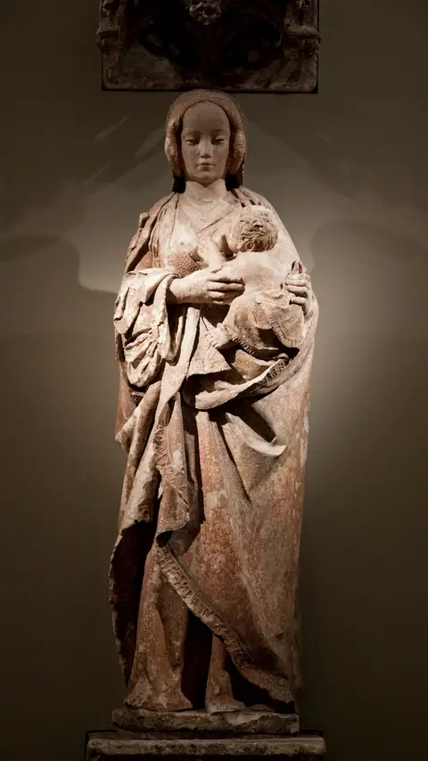 Escultura em pedra da Nossa Senhora do Leite, exposta no Tesouro-Museu da Sé de Braga