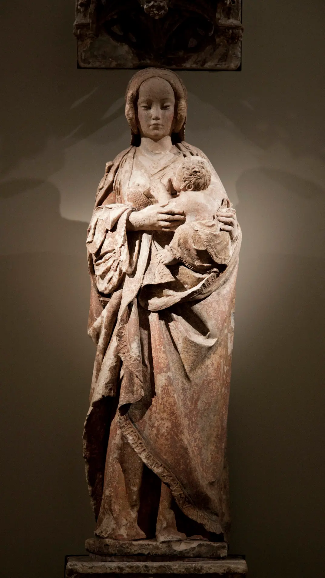 Escultura em pedra da Nossa Senhora do Leite, exposta no Tesouro-Museu da Sé de Braga