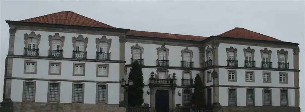 Fachada barroca do Paço Arquiepiscopal de Braga, onde funciona a Biblioteca Pública