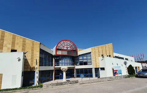 Fachada do Fórum Cultural do Seixal, edifício moderno com cúpula vermelha e janelas azuis