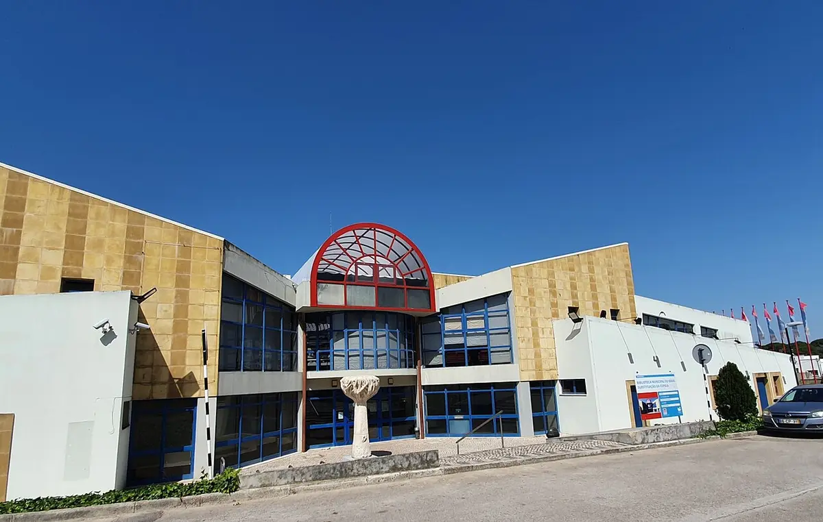 Fachada do Fórum Cultural do Seixal, edifício moderno com cúpula vermelha e janelas azuis