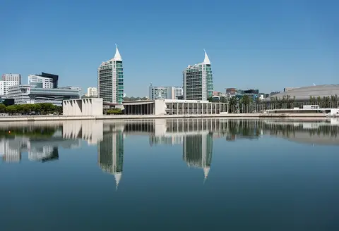 Vista do Parque das Nações em Lisboa, com o Pavilhão de Portugal e torres refletidos na água