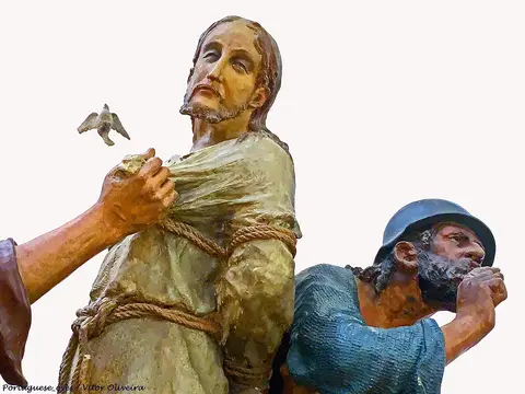 Escultura em barro policromado com figuras da Paixão de Cristo, no Museu José Malhoa