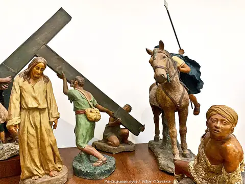 Grupo escultórico em barro policromado com cena da Paixão exposto no Museu José Malhoa