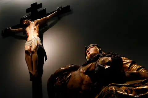 Esculturas religiosas em madeira, um crucifixo e uma Pietà, expostas no Museu de São Roque.