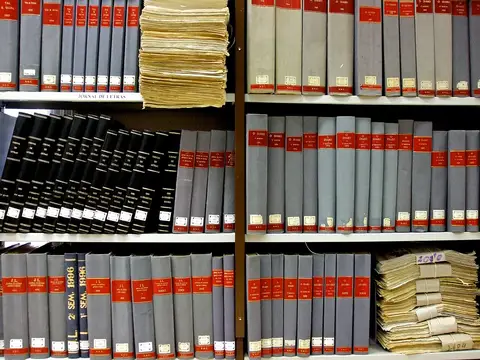 Estantes com volumes encadernados de jornais e revistas na Hemeroteca Municipal de Lisboa