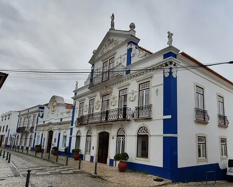 Edifício histórico branco e azul da Casa de Cultura Jaime Lobo e Silva, na Ericeira