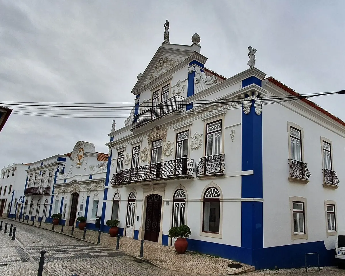 Edifício histórico branco e azul da Casa de Cultura Jaime Lobo e Silva, na Ericeira