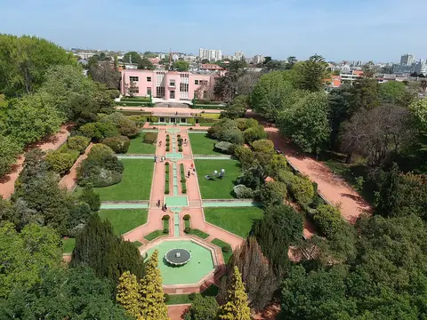 Vista aérea dos jardins de Serralves com canteiros, fonte octogonal e a Casa de Serralves ao fundo