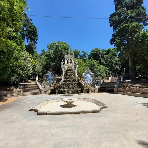 Fonte barroca com azulejos e escadarias entre árvores no Parque de Santa Cruz, em Coimbra