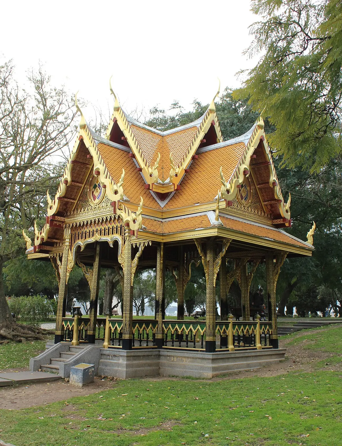 Pavilhão tailandês dourado no Jardim Vasco da Gama, em Belém, rodeado de relva e árvores