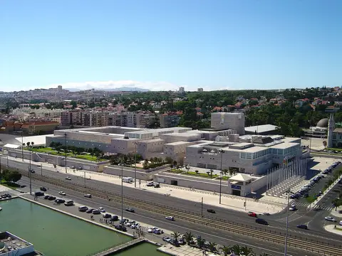 Vista aérea do Centro Cultural de Belém, em Lisboa, com a avenida e a cidade em redor