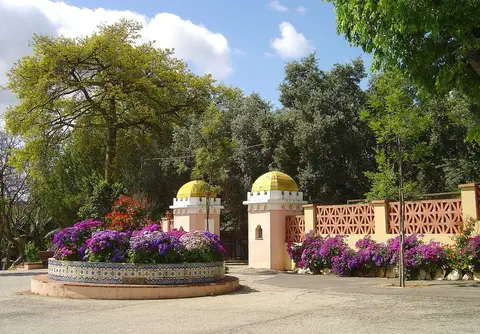 Entrada ajardinada com cúpulas douradas e canteiros floridos no Jardim Zoológico de Lisboa