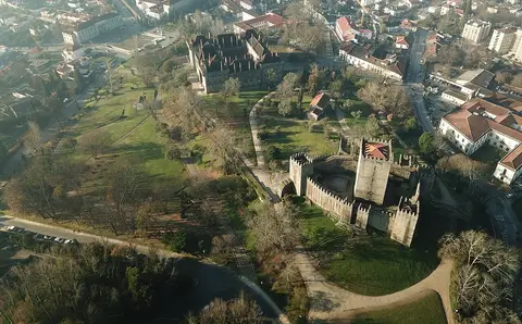 Vista aérea da Colina Sagrada em Guimarães, com o castelo, o Paço dos Duques e os jardins envolventes