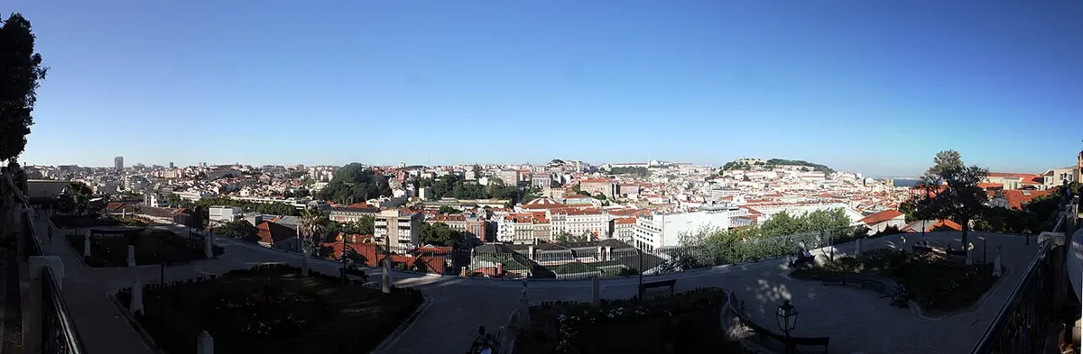 Vista panorâmica de Lisboa a partir do miradouro do Jardim de São Pedro de Alcântara