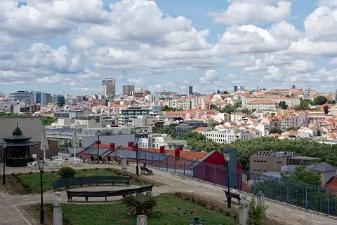 Miradouro do Jardim de São Pedro de Alcântara com bancos, quiosque e vista sobre Lisboa