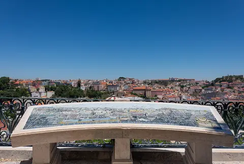 Painel de azulejos no miradouro de São Pedro de Alcântara com vista sobre Lisboa