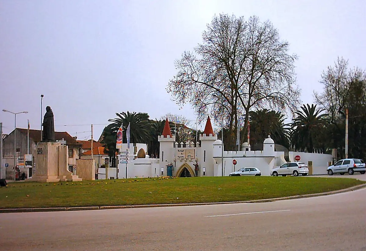 Entrada do Portugal dos Pequenitos, em Coimbra, com muralhas e torres brancas junto à rotunda