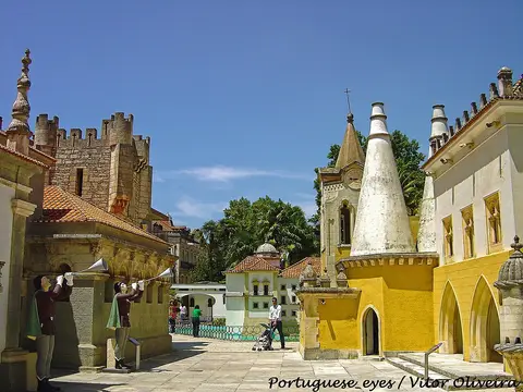 Miniaturas de monumentos portugueses no Portugal dos Pequenitos, em Coimbra, num dia de céu azul