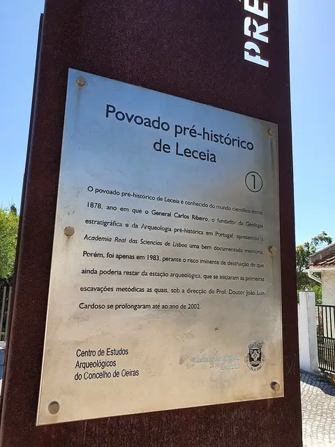Placa informativa do Povoado pré-histórico de Leceia à entrada do sítio arqueológico