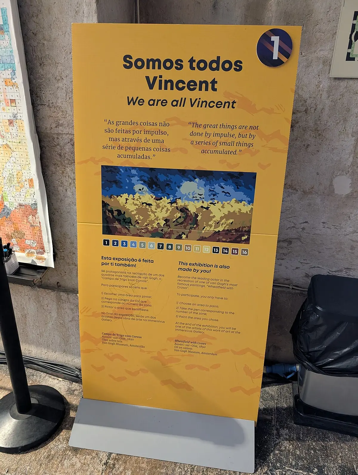 Painel informativo amarelo da exposição "Somos todos Vincent" no interior do museu