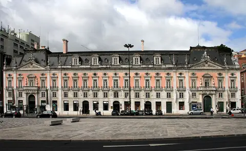 Fachada rosa e branca do Palácio Foz, na Praça dos Restauradores, em Lisboa