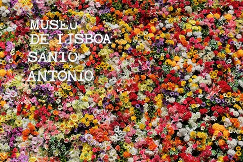 Letreiro do Museu de Lisboa - Santo António sobre parede coberta de flores coloridas