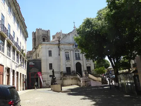 Museu de Lisboa – Santo António e igreja no Largo de Santo António da Sé, com a Sé ao fundo