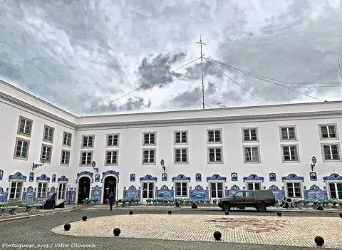 Pátio do Museu Militar de Lisboa com fachada de azulejos azuis e canhões antigos