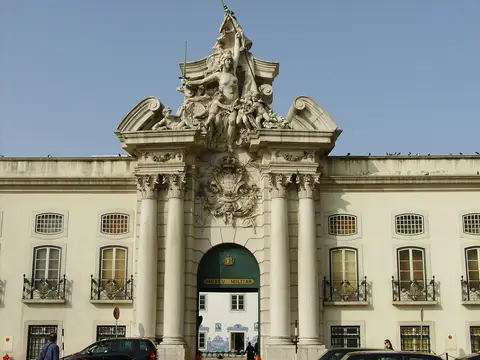 Fachada barroca do Museu Militar de Lisboa com portal encimado por grupo escultórico