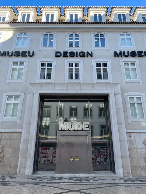 Fachada do MUDE – Museu do Design, em Lisboa, com entrada principal e letreiro