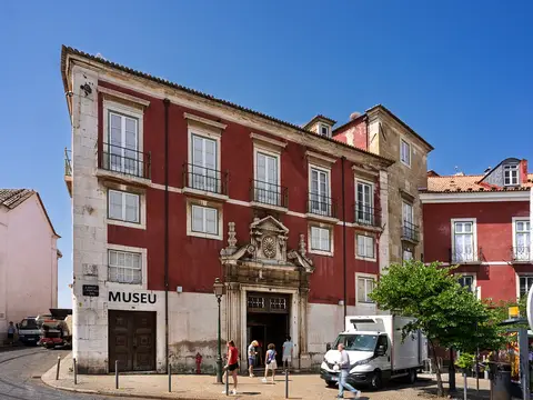 Fachada vermelha do palácio da Fundação Ricardo do Espírito Santo Silva, museu em Alfama, Lisboa