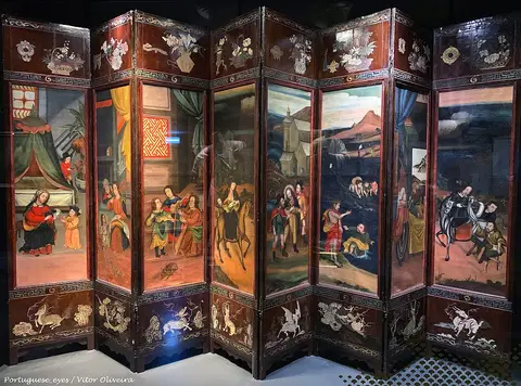 Biombo lacado oriental com cenas pintadas e incrustações, exposto no Museu do Oriente, em Lisboa