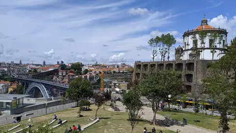 Jardim do Morro com relvado e árvores, o Mosteiro da Serra do Pilar e a ponte Luís I ao fundo