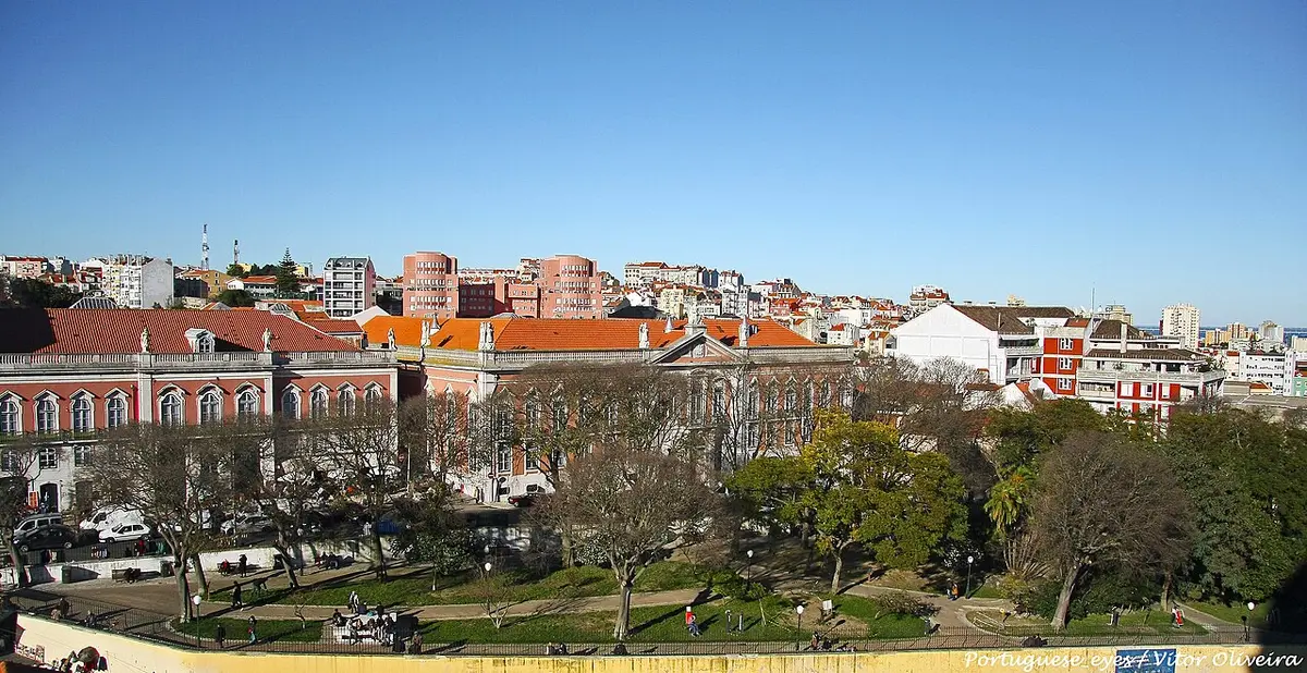 Vista panorâmica do Jardim Botto Machado, no Campo de Santa Clara, com árvores e edifícios de Lisboa ao fundo