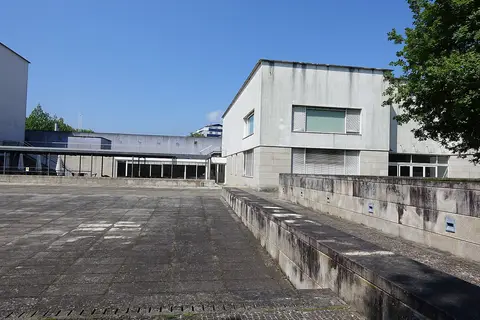 Exterior do Museu de Arqueologia Dom Diogo de Sousa, em Braga, com esplanada e degraus em pedra